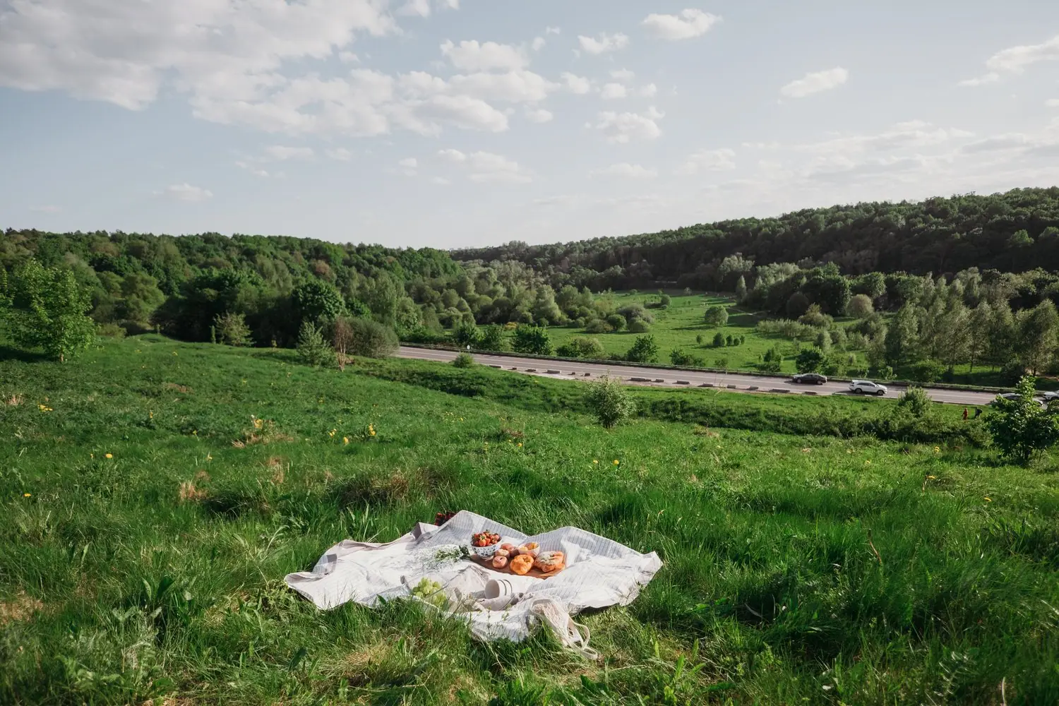 Nieodkryte miejsca na pikniki w okolicach dużych miast